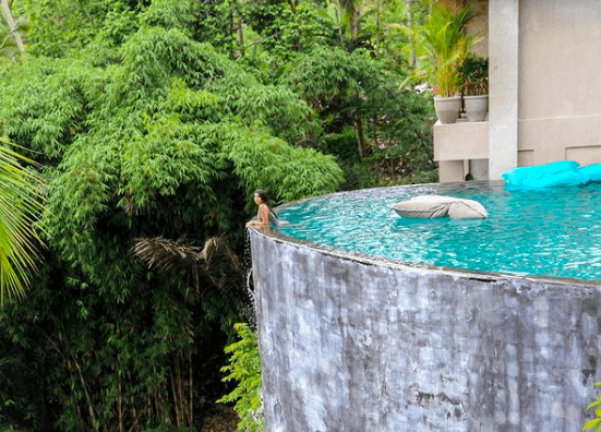mona molayem instagram photo of infinity pool